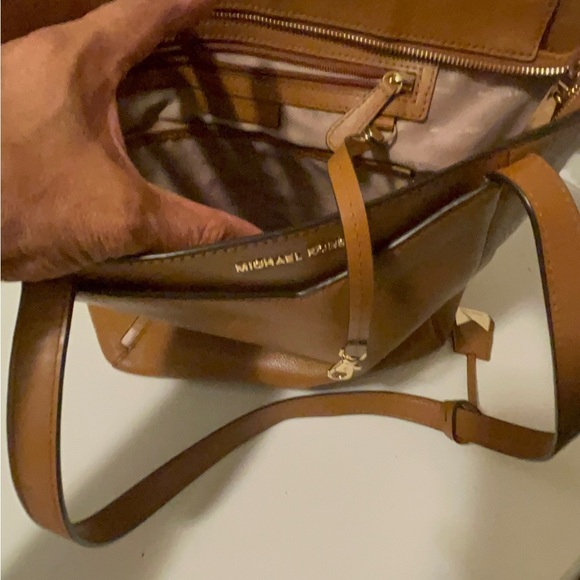 Michael Kors beautiful tan color leather bag classic  comes with their desk bag - Picture 7 of 16